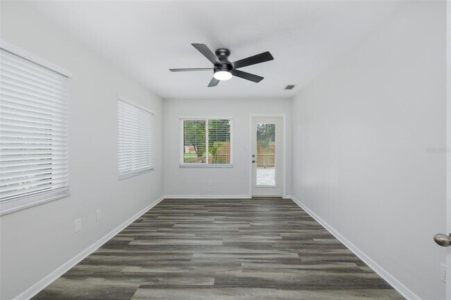 Building Photo - 211 Timberlane Dr