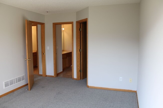 Building Photo - Charming 2BR/2BA Townhome in Prime Location