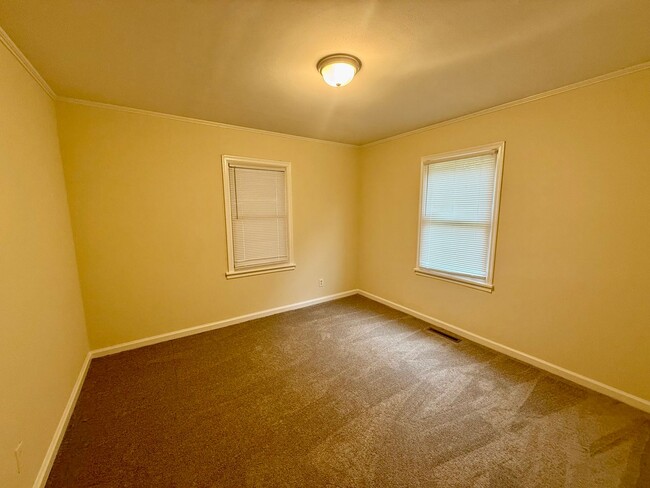 Building Photo - Two bedroom, 1 bath house in Burlington