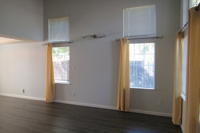 Building Photo - Beautiful 4 Bed/3 Bath Tracy Home with Pool and Fresh Paint