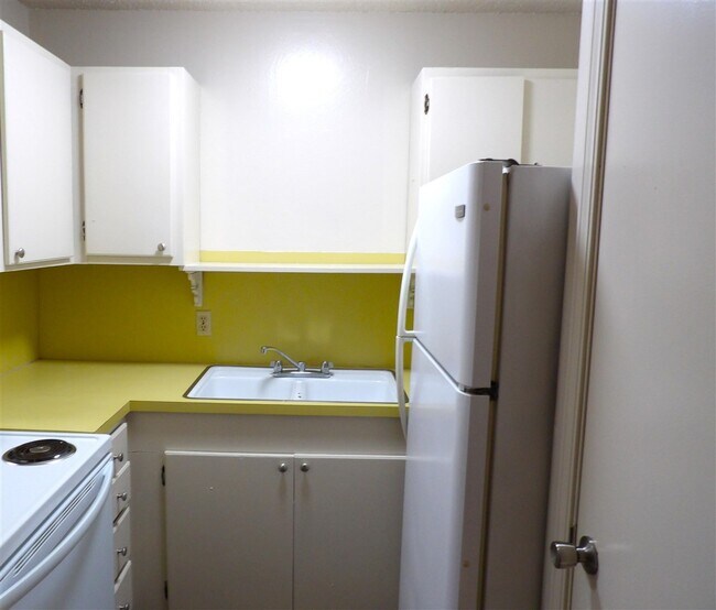 Building Photo - 1707 SW B Ave