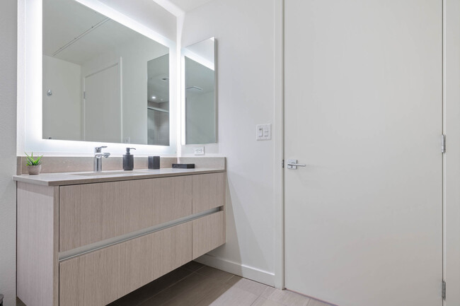 Building Photo - Opulent, Fully Furnished Private Room in S...