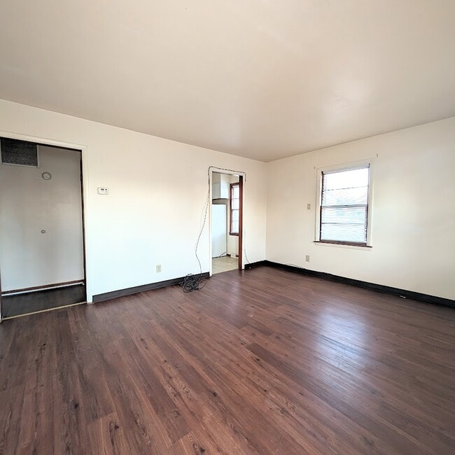 Building Photo - 610-620 Blair St