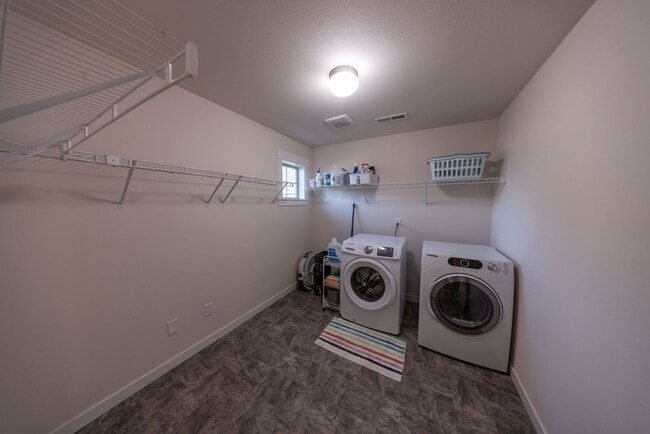 Building Photo - Beautiful Gated 3-Bedroom Home in Camas – Loft/family room, Bonus room, and Outdoor Living!