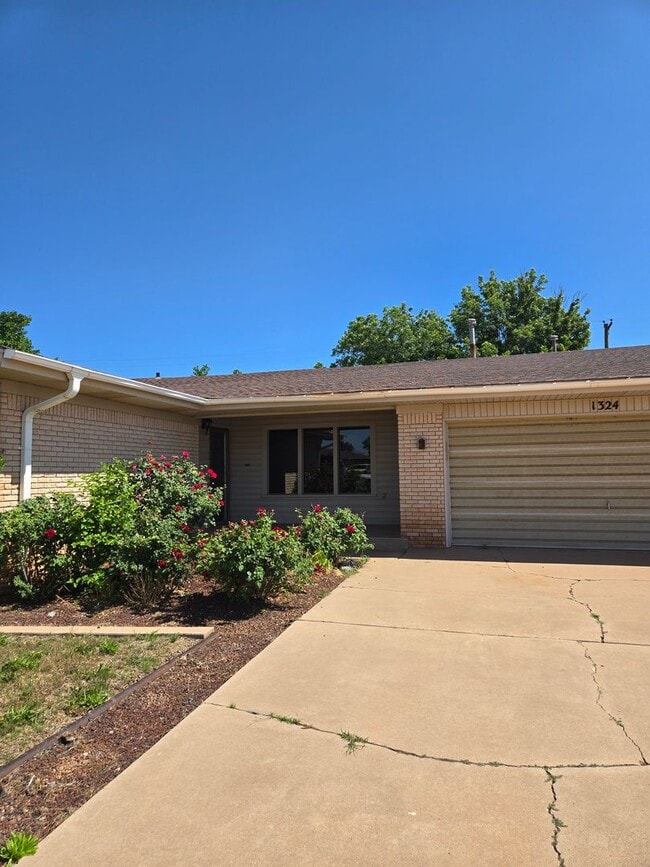 Primary Photo - 1324 Stratford Ln
