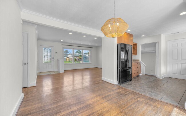 Building Photo - For Rent. 4 Bedrooms