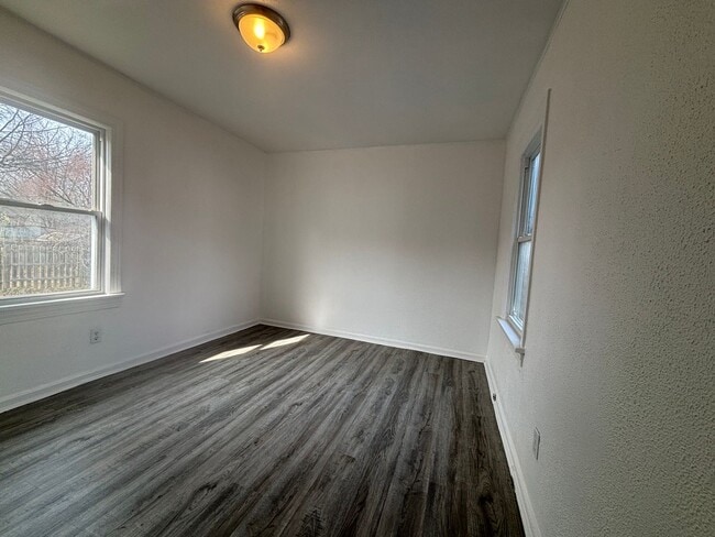 Building Photo - Newly Updated 3 Bedroom Single Family Home