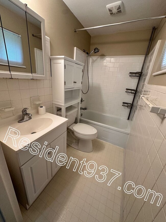 Building Photo - 3 Bed 2 bath Home