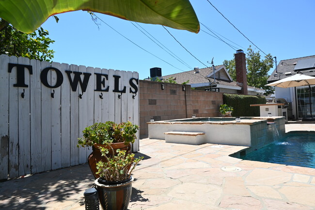 Building Photo - 10420 Eton Ave