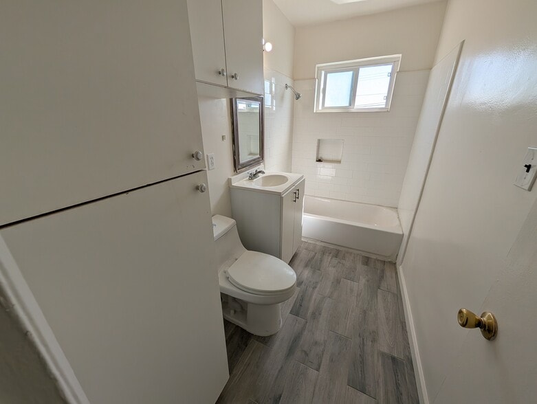 main bathroom - 11752 Coldbrook Ave