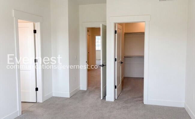 Building Photo - 3 Bed/2.5 Bath Town Home with Garage / Available Now!