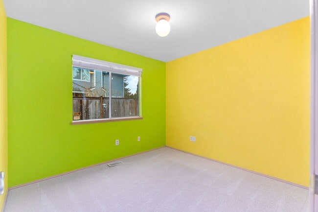 Building Photo - Beautiful 3 Bedroom Home in Bridle Trails