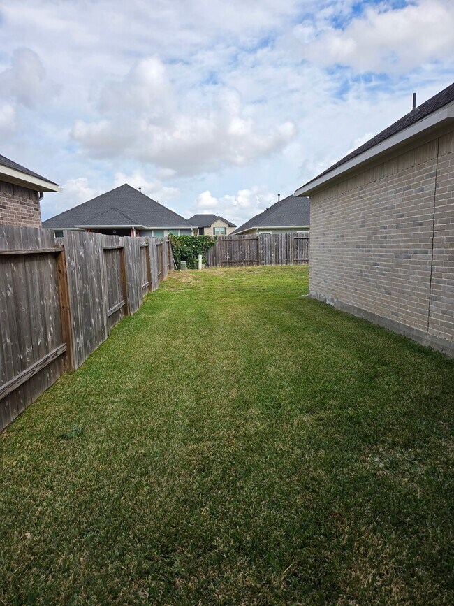 Building Photo - 31322 Whitfield Ct