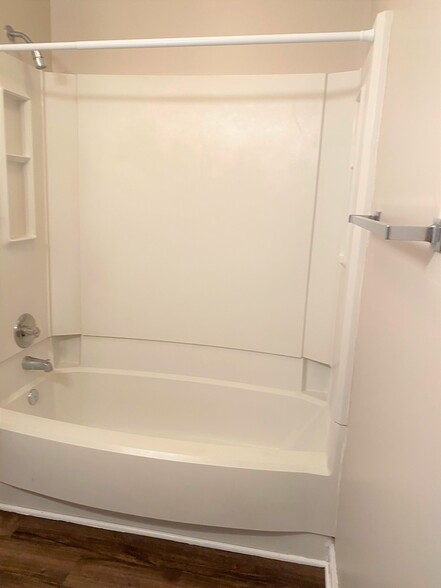 shower/tub combo - 3537 Ivy Commons Dr