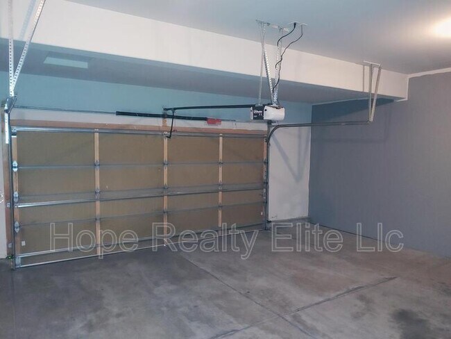 Building Photo - 1555 Promontory Bluff View