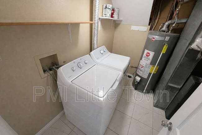 Building Photo - 1670 N Halifax Wy