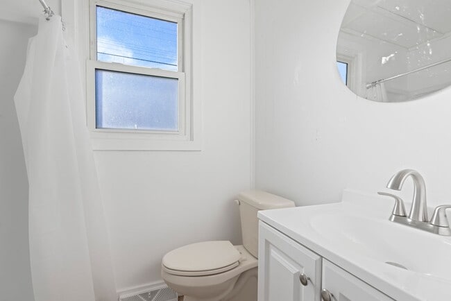 Building Photo - MOVE IN SPECIAL! SCORE HALF OFF 1ST MONTH'S RENT IF SIGNED BY NOV. 21! Beautiful 3 bedroom home i...