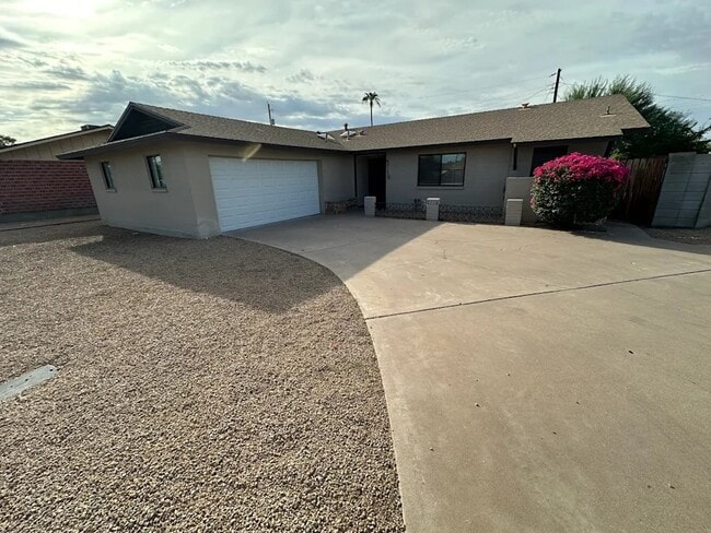 Primary Photo - 8718 E Plaza Ave