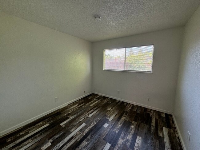 Building Photo - Adorable UPDATED 2bd/2bth duplex in Sacramento!