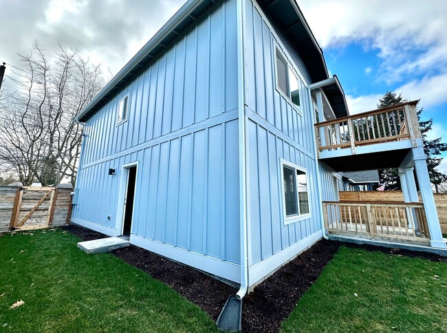 Building Photo - Stunning new home (2025) in North Tacoma –...