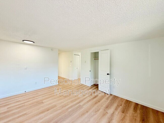 Building Photo - 7422 NE Hazel Dell Ave