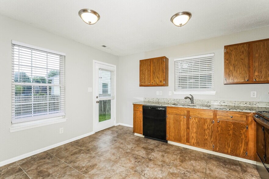Building Photo - 4009 Dogwood Ln