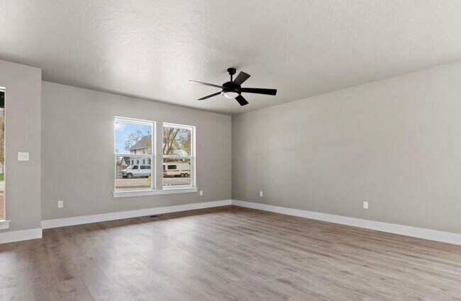 Building Photo - 465 S 3rd E St