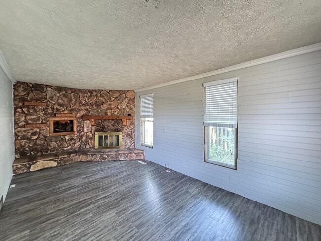 Building Photo - Charming 3-Bedroom Home with Outdoor Space