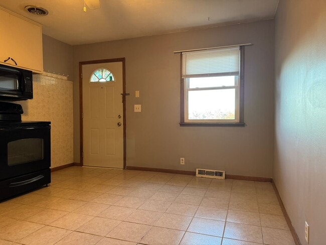 Building Photo - Bright & Spacious 3-Bedroom Duplex Unit on Large Corner Lot with Wood Floors & Garage!