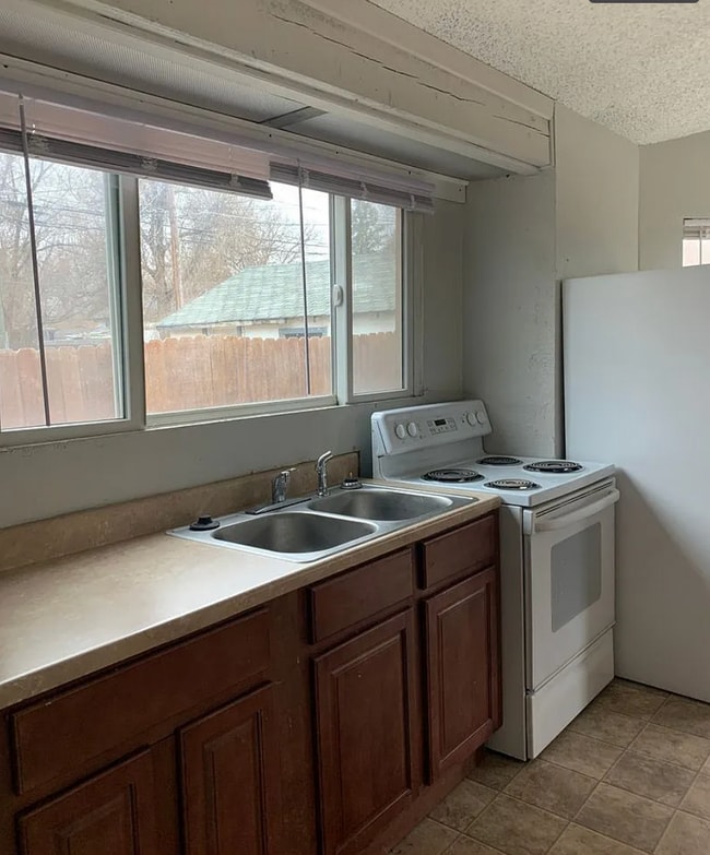 Building Photo - 2 Bed, 1 Bath Duplex