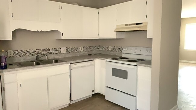 Building Photo - 2 bedroom 1 bath duplex