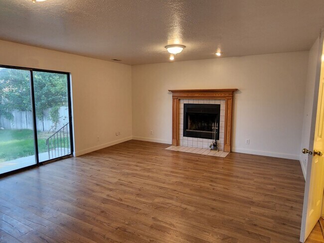 Building Photo - 4 Bd  2.5 Bath Home in West Jordan