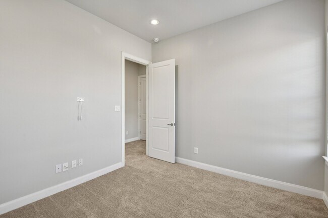 Building Photo - 1040 W 26th St