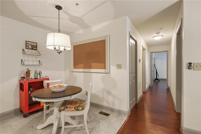 Building Photo - 1002 Madison Ln S E