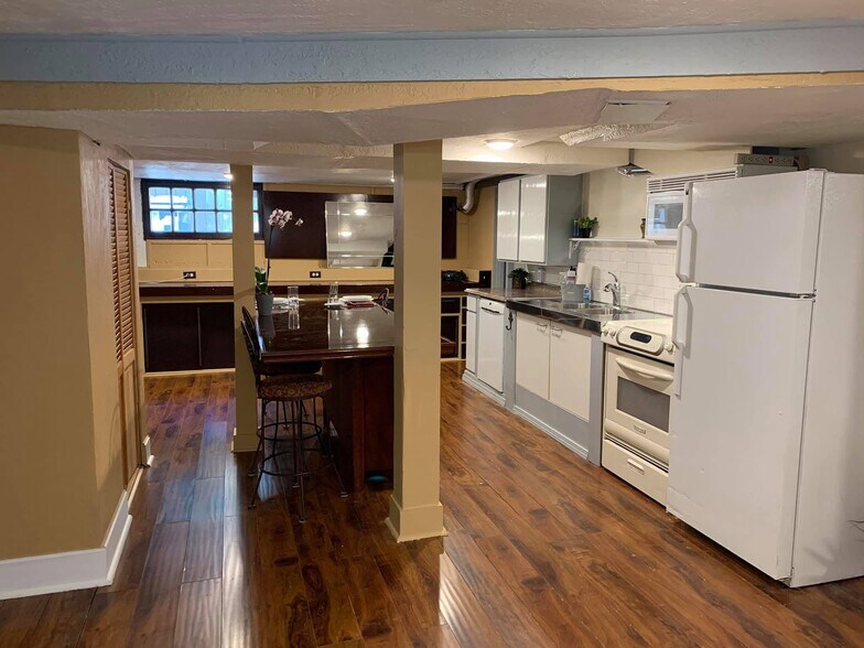 Full size kitchen w/dishwasher, microwave, stove, oven and refrigerator. - 1923 High St SE