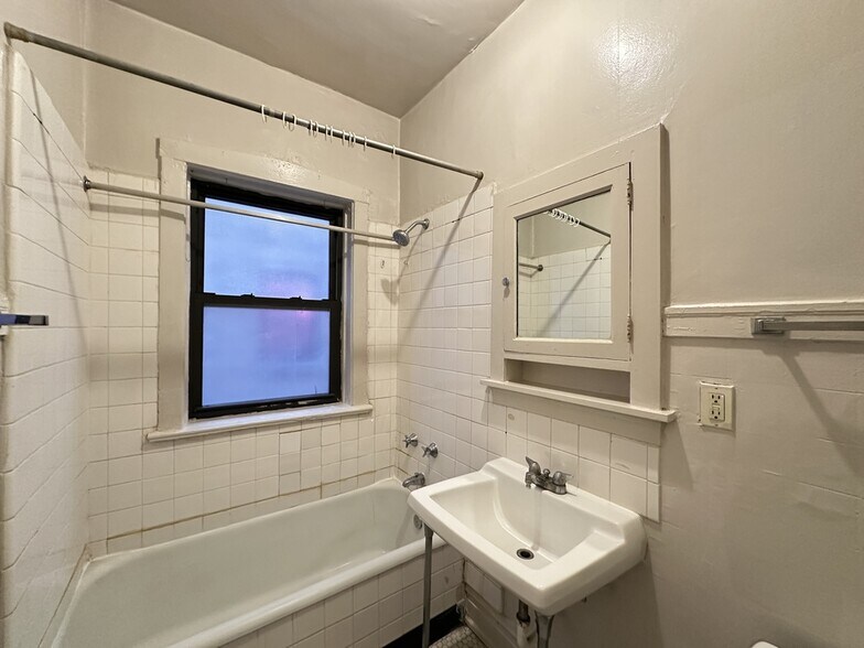 Building Photo - 1309 Oak Ave