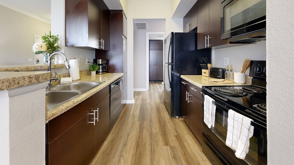 Primary Photo - Colonnade