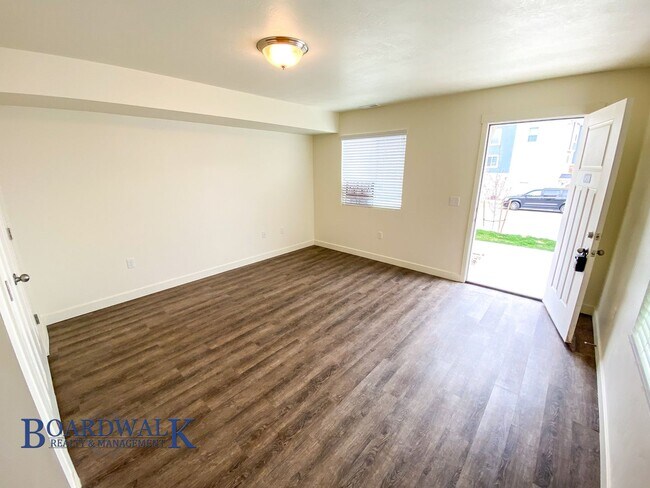 Building Photo - Stunning 3 Bed Townhome in Herriman