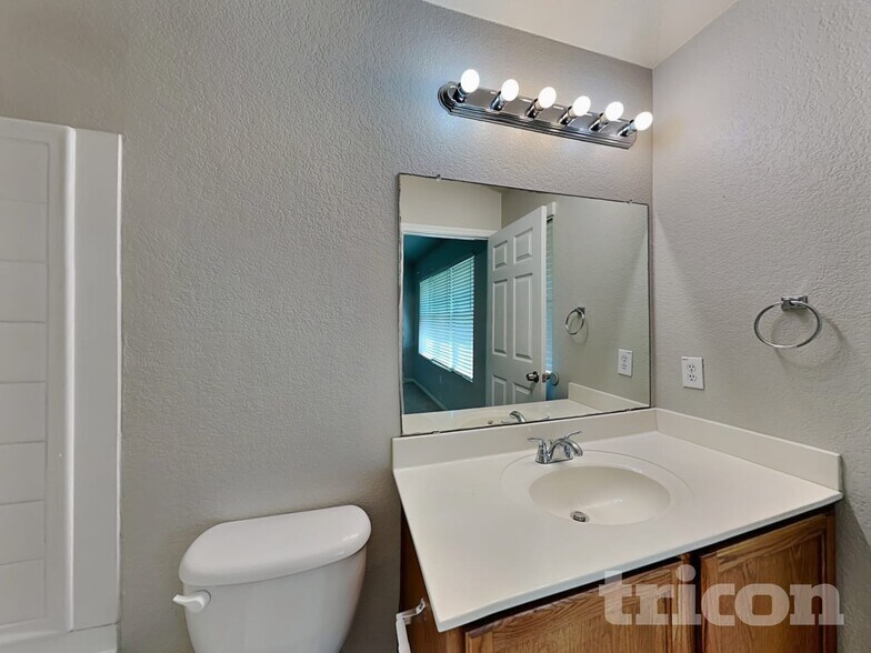 Building Photo - 9822 Vandenberg Way