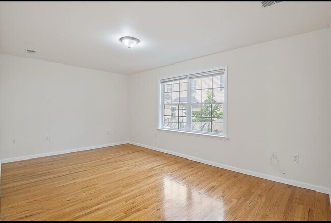 Building Photo - 31-33 CHESTER Ave