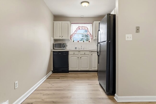 Building Photo - 6 Venice St