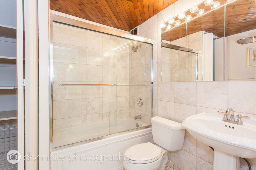 Building Photo - 1540 N La Salle Dr