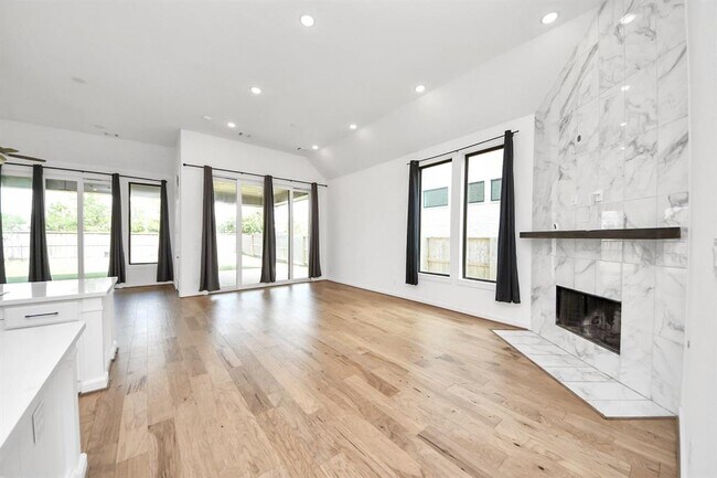 Building Photo - 9807 Hudson St