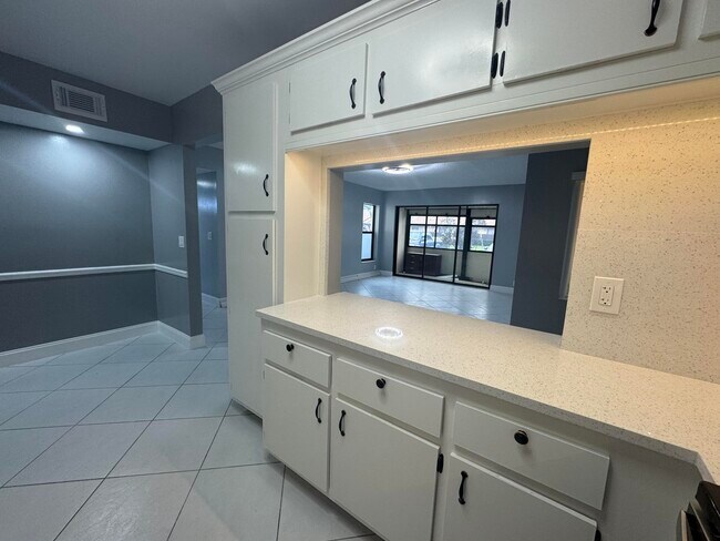 Building Photo - 802 Sky Pine Way