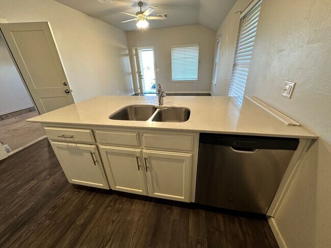 Building Photo - Move In for Less: Updated NW OKC 2-Bed Home with Granite Kitchen