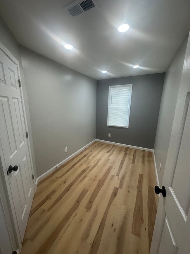 Building Photo - 3 Bed / 1 Bath Fully Renovated Row Home in...
