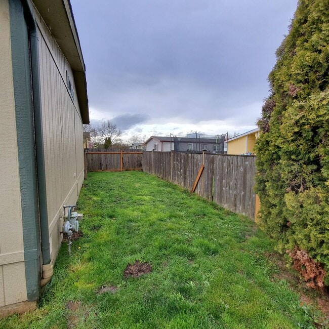 Building Photo - Pet Friendly 4 bedroom 2 bath home w/ 2 car garage