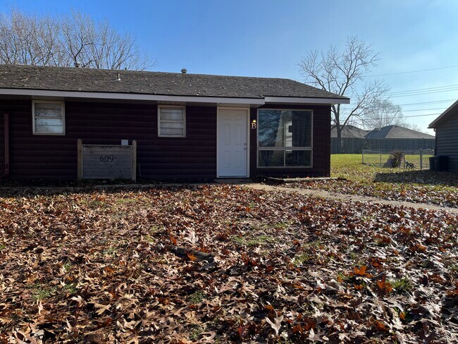 Building Photo - 609 NW Fieldcrest Dr