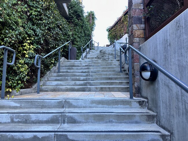 Building Photo - 654 Front St