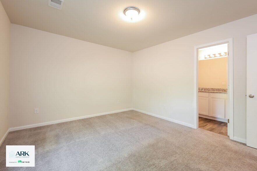 Building Photo - 161 Queens Cir